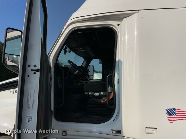 image for item LV9790 2019 Freightliner Cascadia 126  semi truck