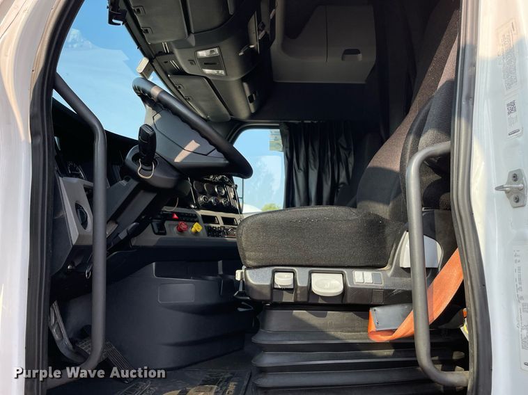 image for item LV9790 2019 Freightliner Cascadia 126  semi truck