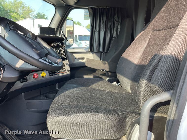 image for item LV9790 2019 Freightliner Cascadia 126  semi truck