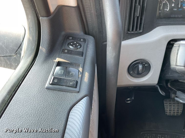 image for item LV9790 2019 Freightliner Cascadia 126  semi truck