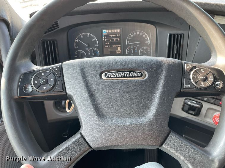 image for item LV9790 2019 Freightliner Cascadia 126  semi truck