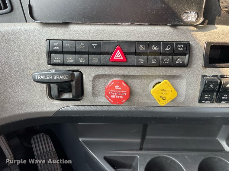 image for item LV9790 2019 Freightliner Cascadia 126  semi truck