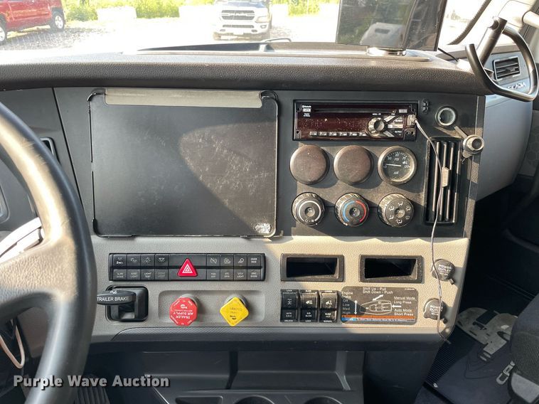 image for item LV9790 2019 Freightliner Cascadia 126  semi truck