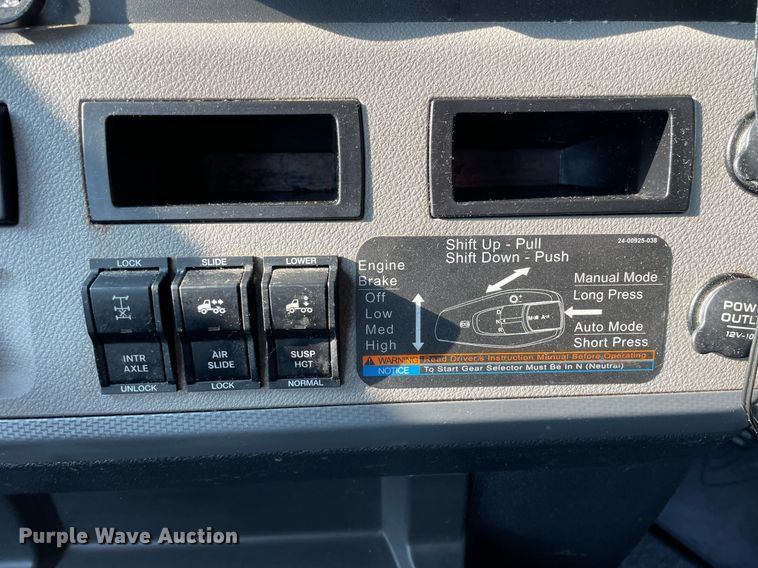 image for item LV9790 2019 Freightliner Cascadia 126  semi truck