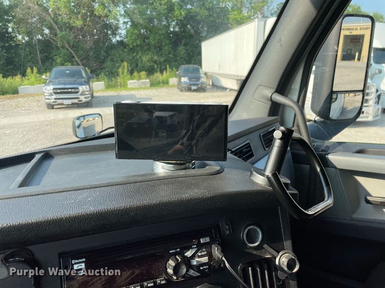 image for item LV9790 2019 Freightliner Cascadia 126  semi truck