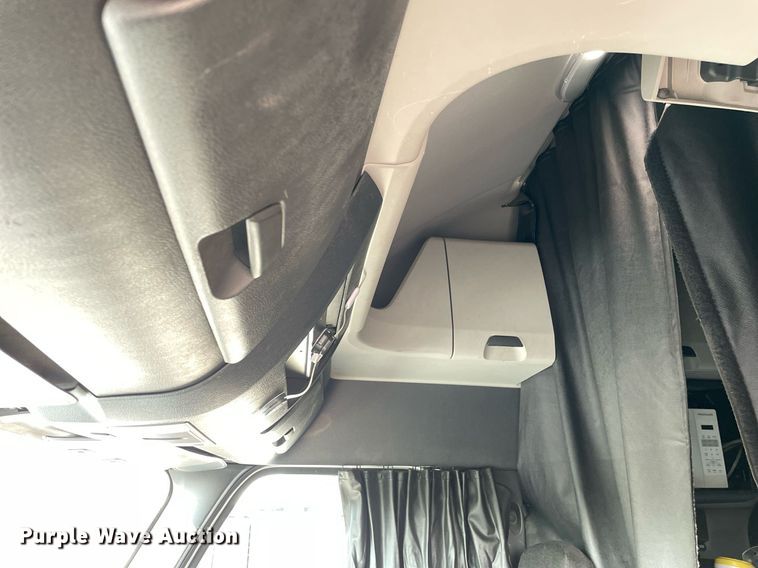 image for item LV9790 2019 Freightliner Cascadia 126  semi truck