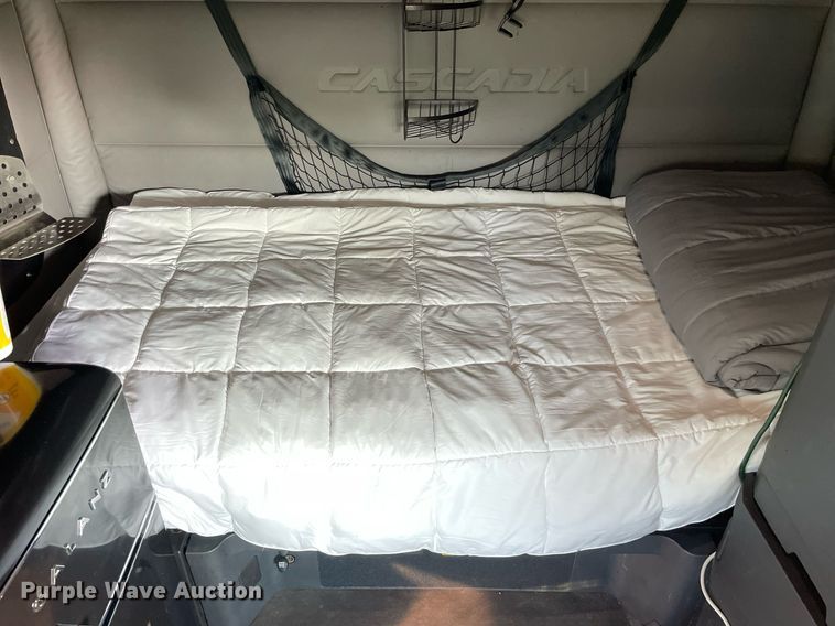 image for item LV9790 2019 Freightliner Cascadia 126  semi truck