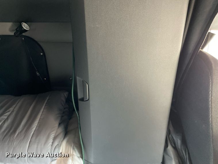 image for item LV9790 2019 Freightliner Cascadia 126  semi truck