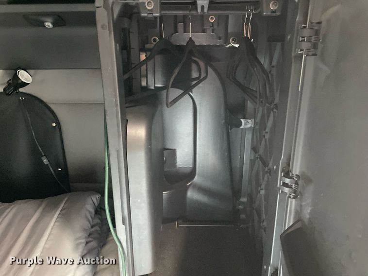 image for item LV9790 2019 Freightliner Cascadia 126  semi truck