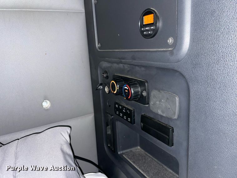 image for item LV9790 2019 Freightliner Cascadia 126  semi truck