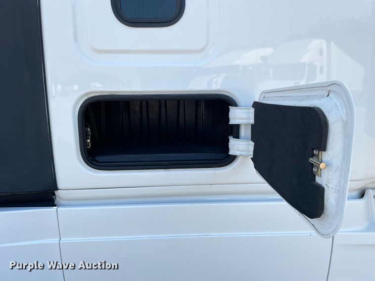 image for item LV9790 2019 Freightliner Cascadia 126  semi truck