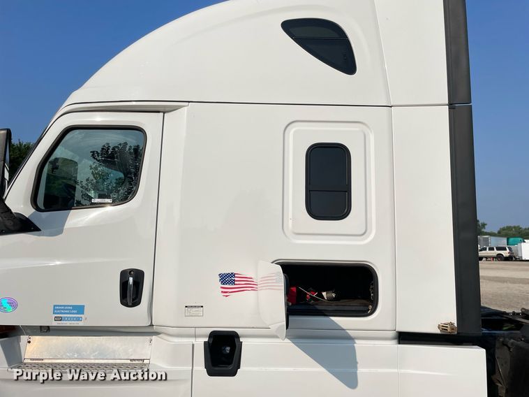 image for item LV9790 2019 Freightliner Cascadia 126  semi truck