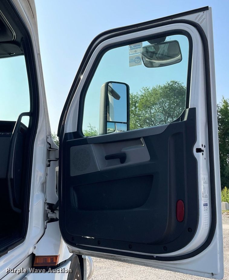 image for item LV9790 2019 Freightliner Cascadia 126  semi truck