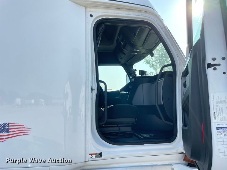 image for item LV9790 2019 Freightliner Cascadia 126  semi truck