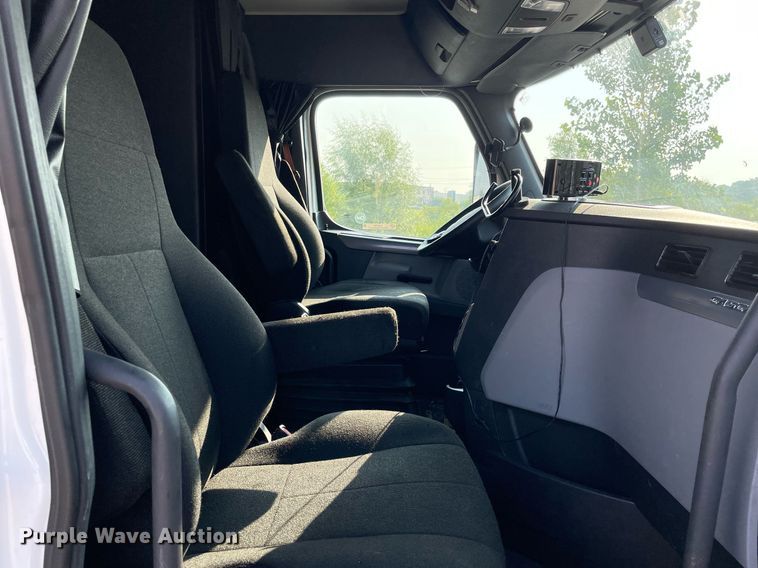 image for item LV9790 2019 Freightliner Cascadia 126  semi truck