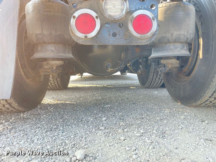 image for item LV9790 2019 Freightliner Cascadia 126  semi truck