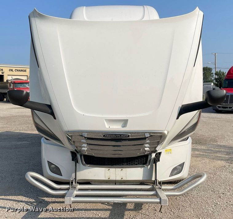 image for item LV9790 2019 Freightliner Cascadia 126  semi truck