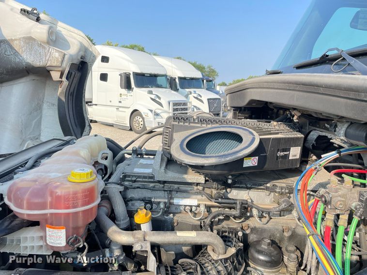 image for item LV9790 2019 Freightliner Cascadia 126  semi truck