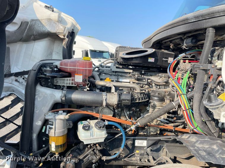 image for item LV9790 2019 Freightliner Cascadia 126  semi truck