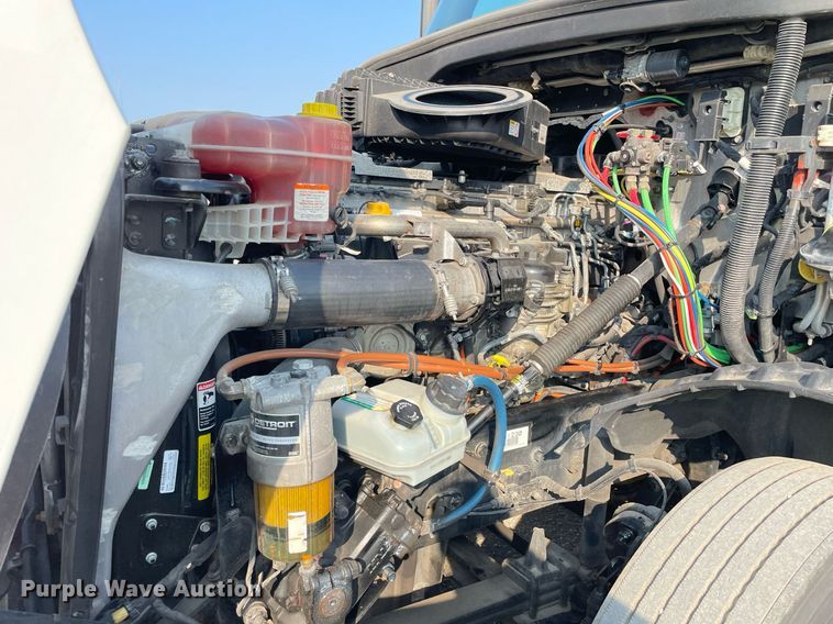 image for item LV9790 2019 Freightliner Cascadia 126  semi truck