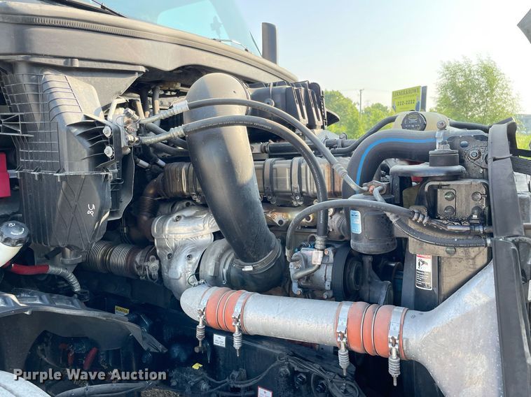 image for item LV9790 2019 Freightliner Cascadia 126  semi truck