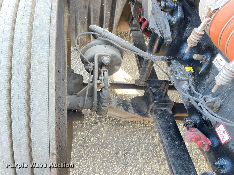 image for item LV9790 2019 Freightliner Cascadia 126  semi truck