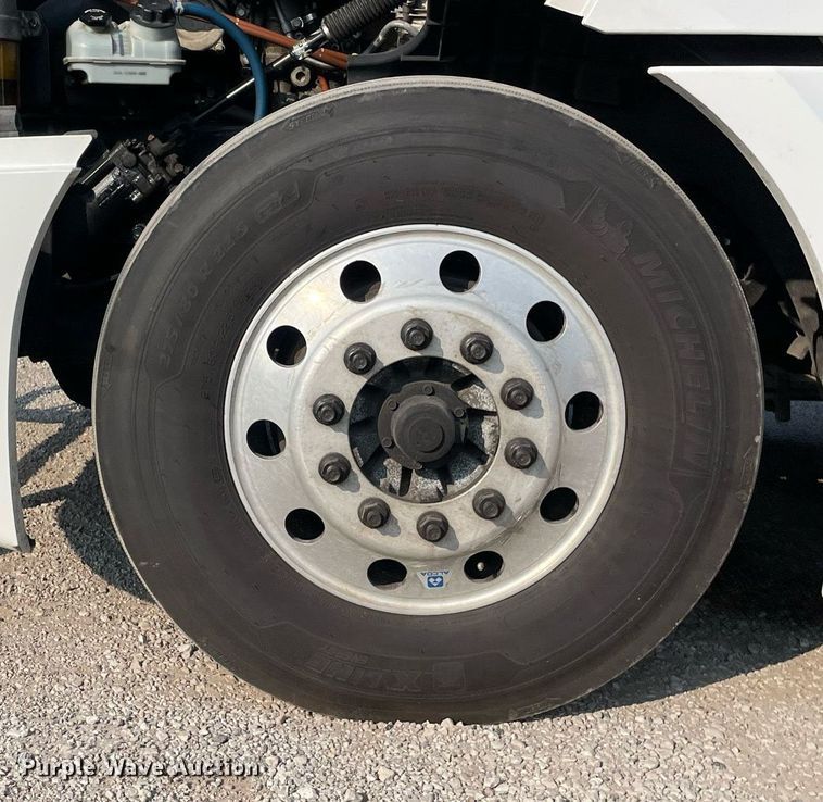 image for item LV9790 2019 Freightliner Cascadia 126  semi truck