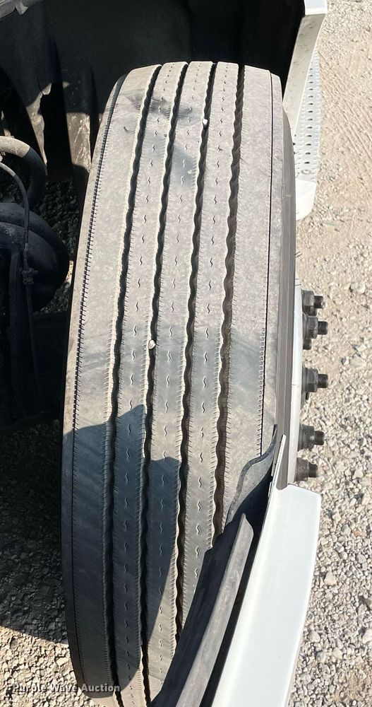 image for item LV9790 2019 Freightliner Cascadia 126  semi truck