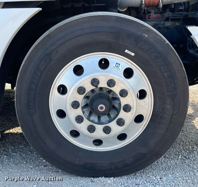 image for item LV9790 2019 Freightliner Cascadia 126  semi truck