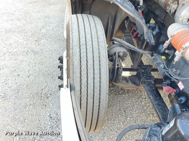 image for item LV9790 2019 Freightliner Cascadia 126  semi truck