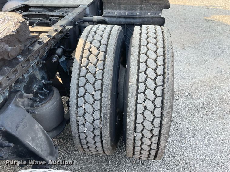 image for item LV9790 2019 Freightliner Cascadia 126  semi truck