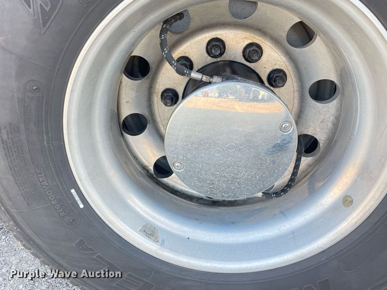 image for item LV9790 2019 Freightliner Cascadia 126  semi truck