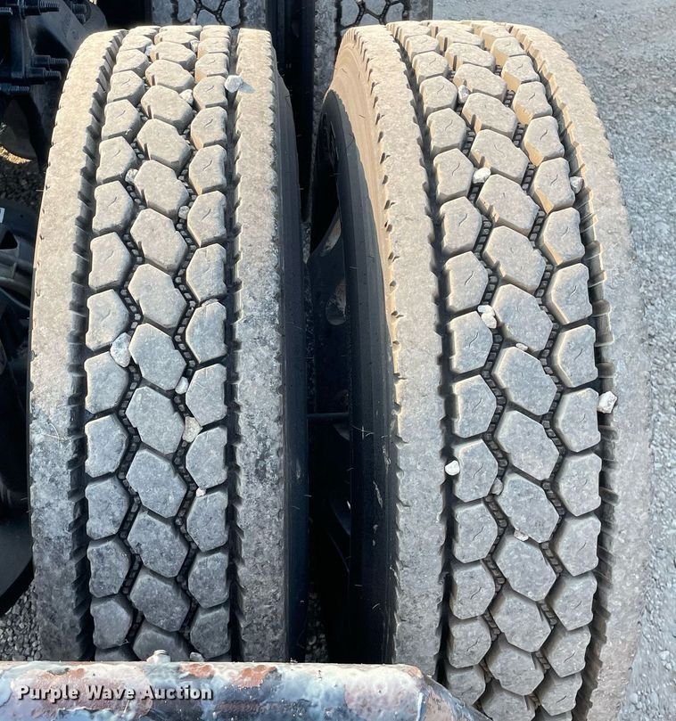 image for item LV9790 2019 Freightliner Cascadia 126  semi truck