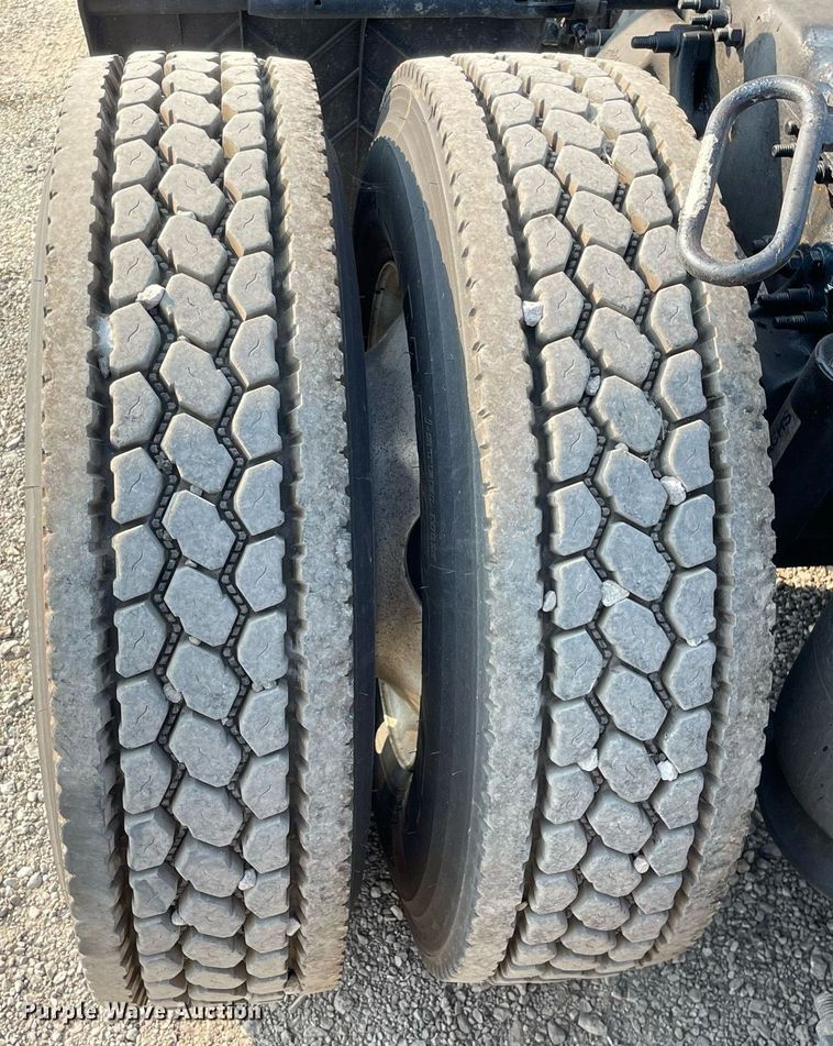 image for item LV9790 2019 Freightliner Cascadia 126  semi truck