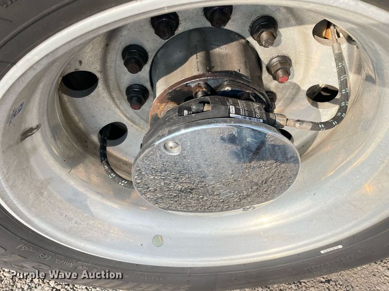 image for item LV9790 2019 Freightliner Cascadia 126  semi truck