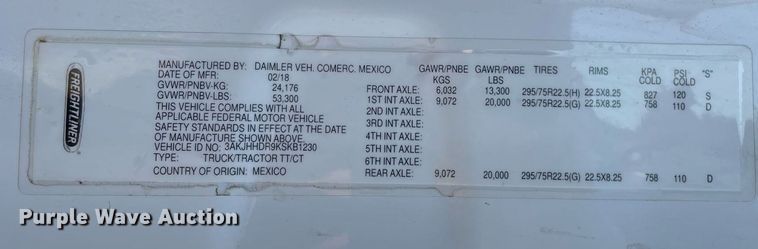 image for item LV9790 2019 Freightliner Cascadia 126  semi truck