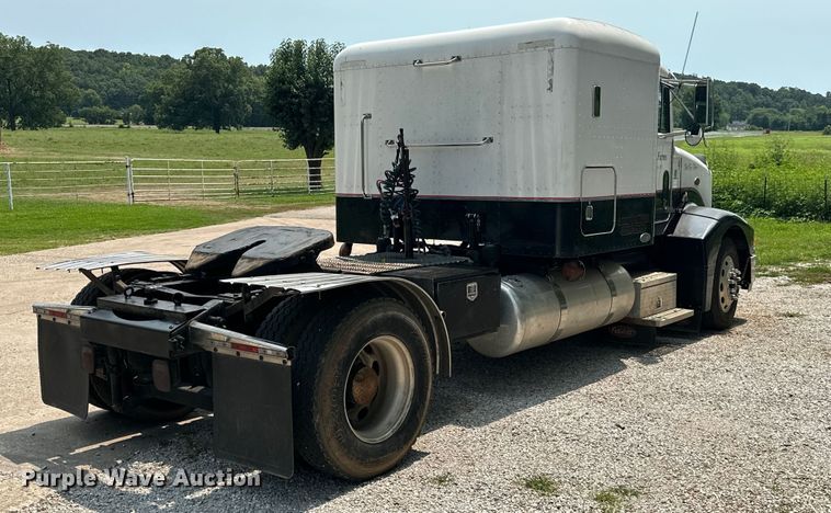 image for item ML9209 2003 Peterbilt 385  semi truck