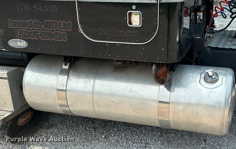 image for item ML9209 2003 Peterbilt 385  semi truck