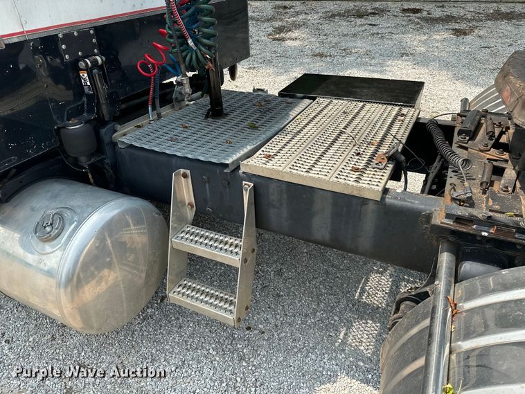 image for item ML9209 2003 Peterbilt 385  semi truck