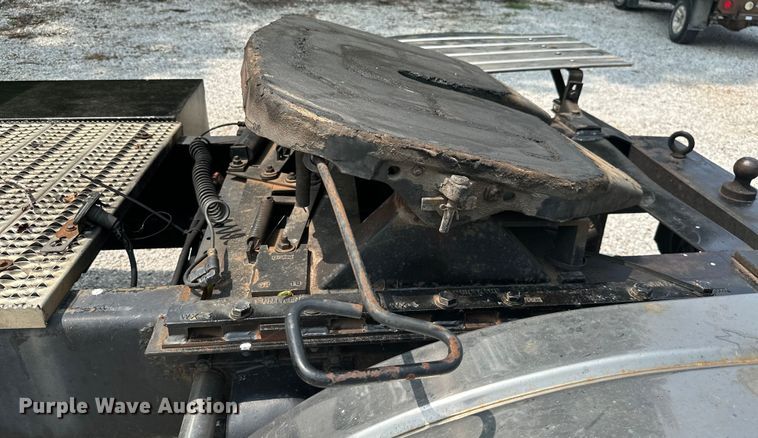 image for item ML9209 2003 Peterbilt 385  semi truck