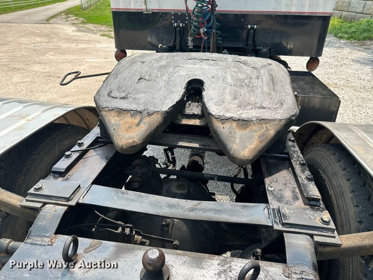 image for item ML9209 2003 Peterbilt 385  semi truck