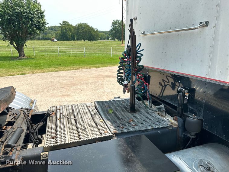 image for item ML9209 2003 Peterbilt 385  semi truck