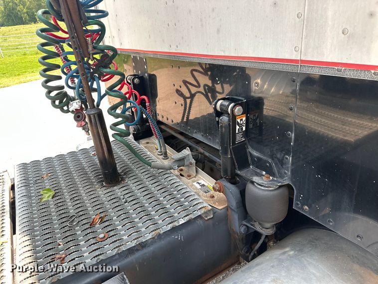 image for item ML9209 2003 Peterbilt 385  semi truck