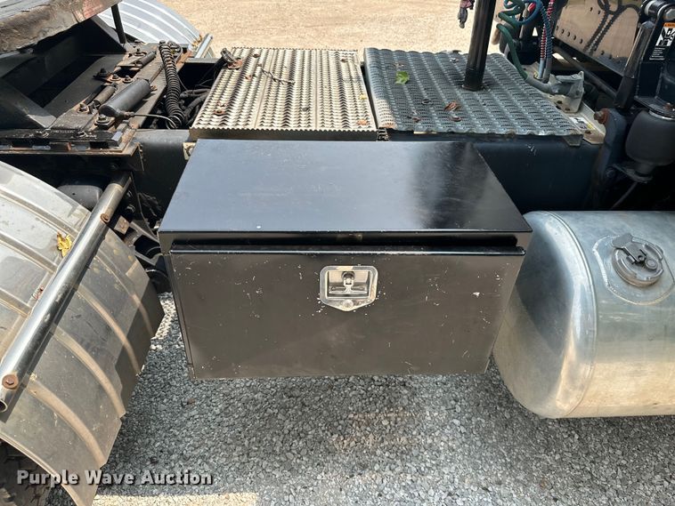 image for item ML9209 2003 Peterbilt 385  semi truck