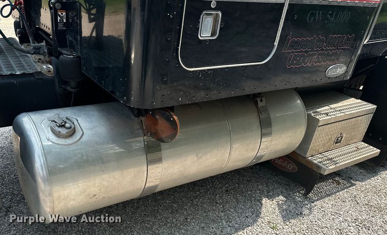 image for item ML9209 2003 Peterbilt 385  semi truck