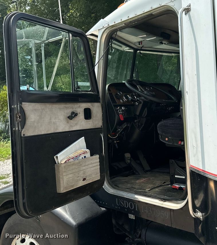 image for item ML9209 2003 Peterbilt 385  semi truck