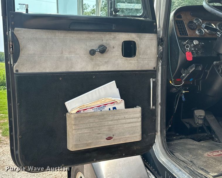 image for item ML9209 2003 Peterbilt 385  semi truck