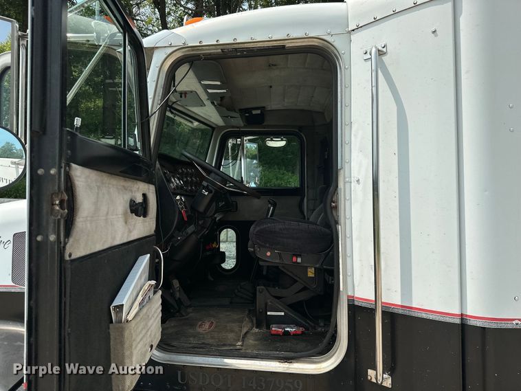 image for item ML9209 2003 Peterbilt 385  semi truck