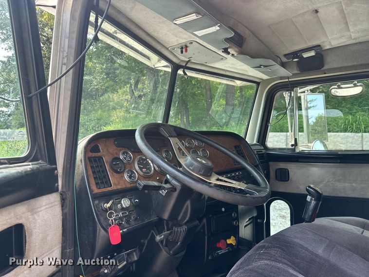 image for item ML9209 2003 Peterbilt 385  semi truck