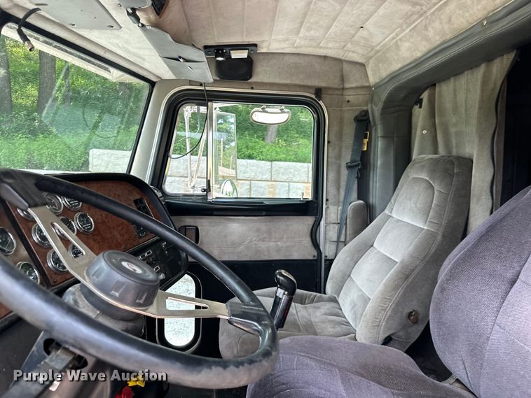 image for item ML9209 2003 Peterbilt 385  semi truck